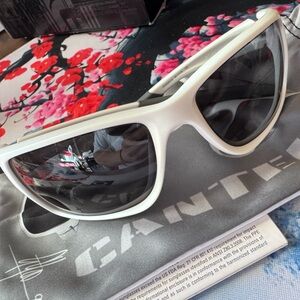 Oakley Canteen brand new 009225